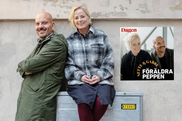 Nette & Gabbe sitter vid en husvägg. Annons för podden Föräldrapeppen på Dagen.se.